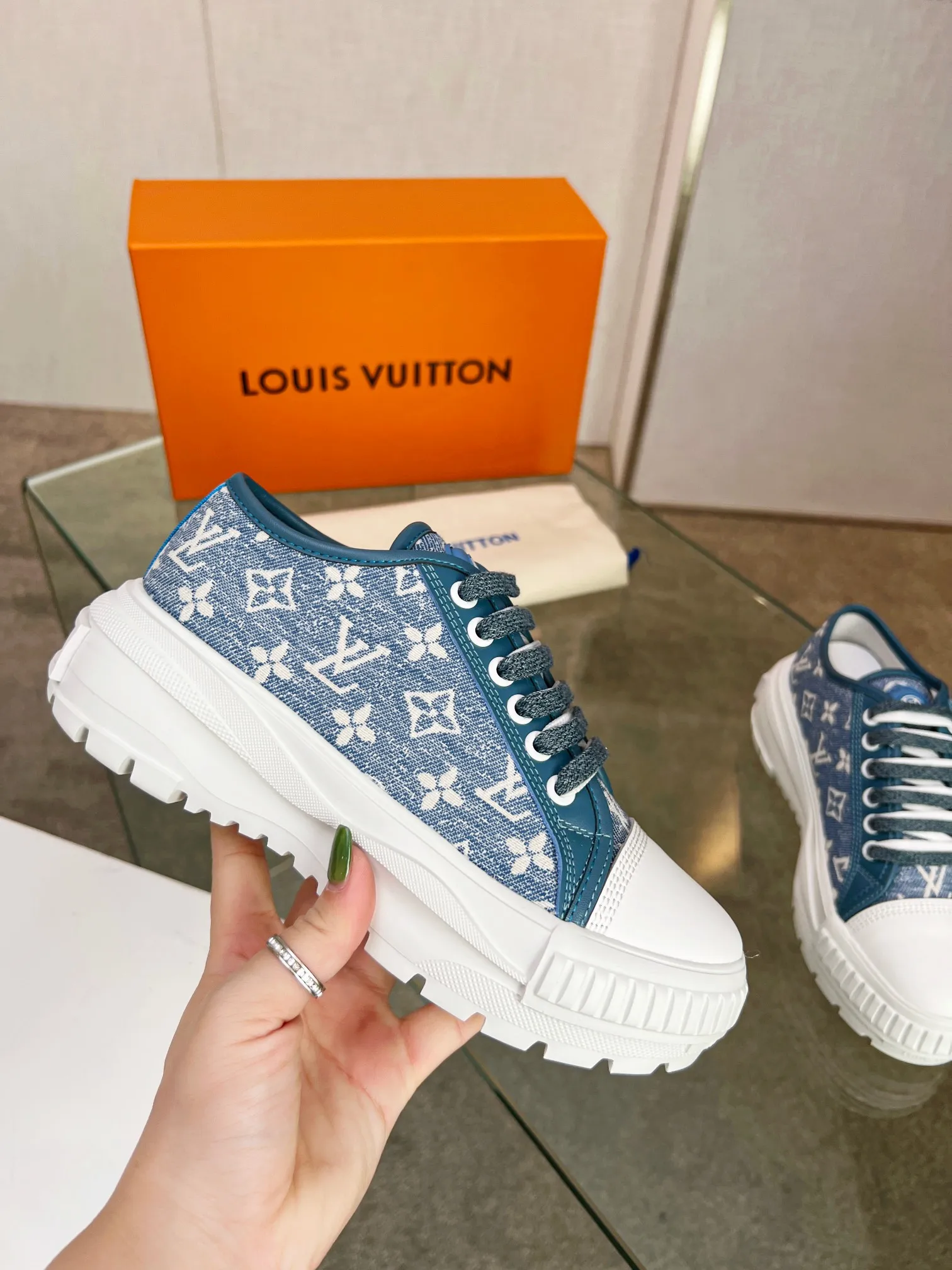 👟👟Ex-factory price 440👟👟 This LV Squad sneaker is made of Monogram denim to stretch out the midsummer comfort. The same color leather outlines the edges, the rubber LV Circle logo embellishes the tongue, and the thick yet lightweight rubber outsole upgrades the comfort again. Yardage: 35-41.